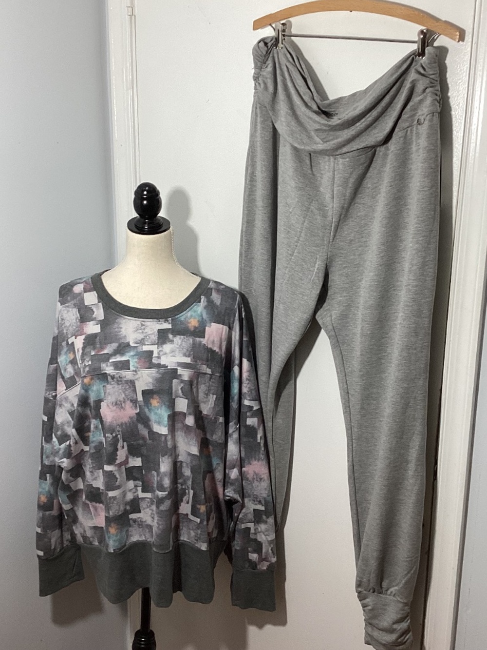 NWT TAHARI SPORT 2X TWINSET GRAY GEOMETRIC  FRENCH TERRY SWEATSHIRT & JOGGER